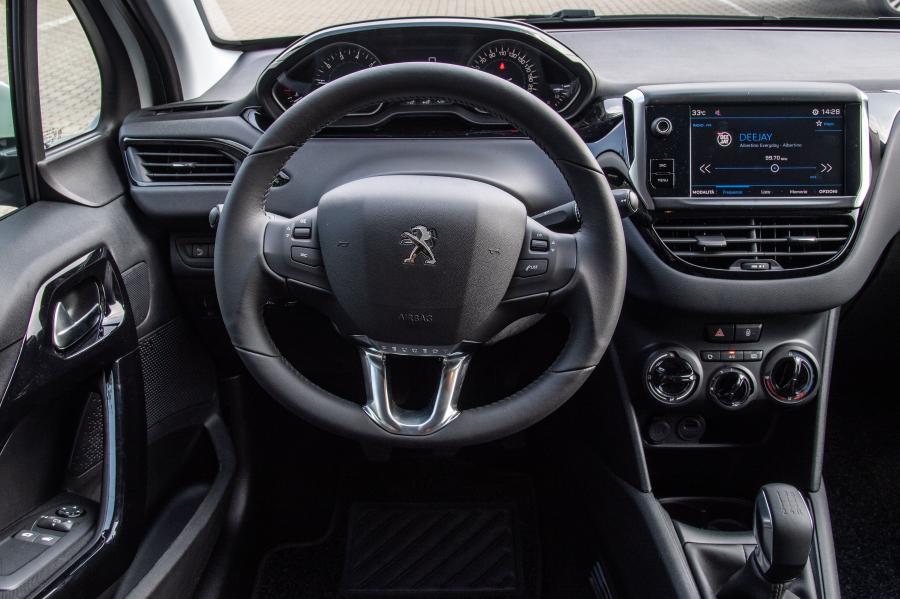 Панель приборов Peugeot 208 Signature 2018 года  (фото 14 из 17)